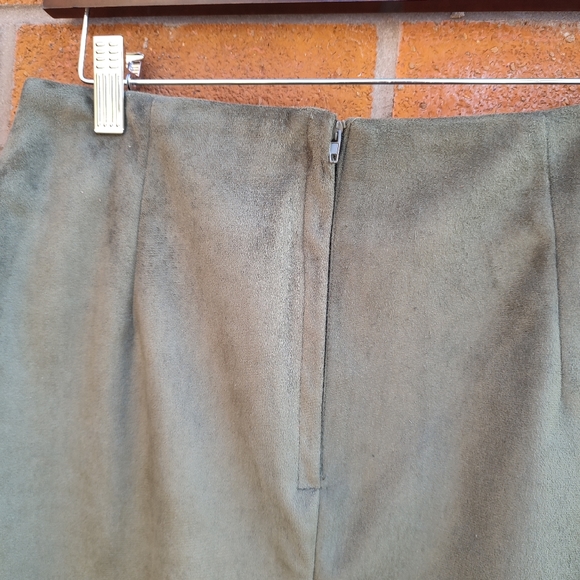 Green Skirt With Belt - Picture 4 of 5